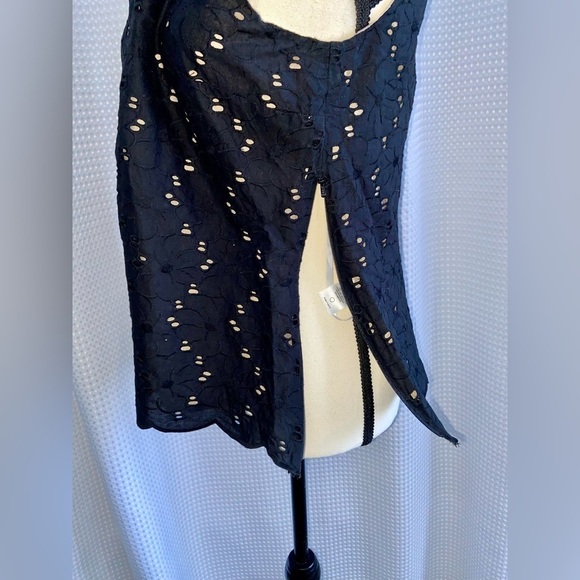 Women’s Laundry By Shelli Segal Eyelet cotton lace black sleeveless Top size 10 - Picture 3 of 8